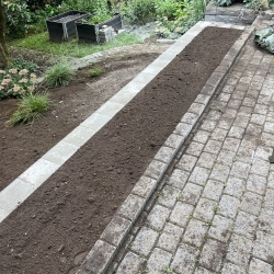 Opbygning af støttemur til blomsterbed i Viborg