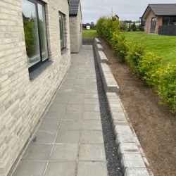 Støttemur til blomsterbed i Holstebro