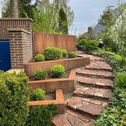 Støttemur til blomsterbede i Holstebro