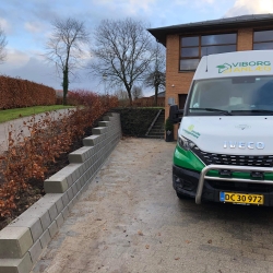 Belægning af støttemur og indkørsel i Viborg