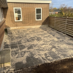 Belægning af lille terrasse ved bolig i Randers