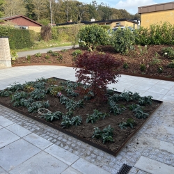 Belægning af terrasse med bede i Silkeborg