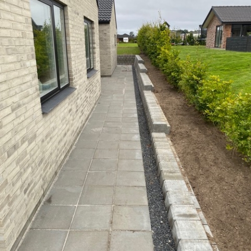 Støttemur til blomsterbed i Holstebro