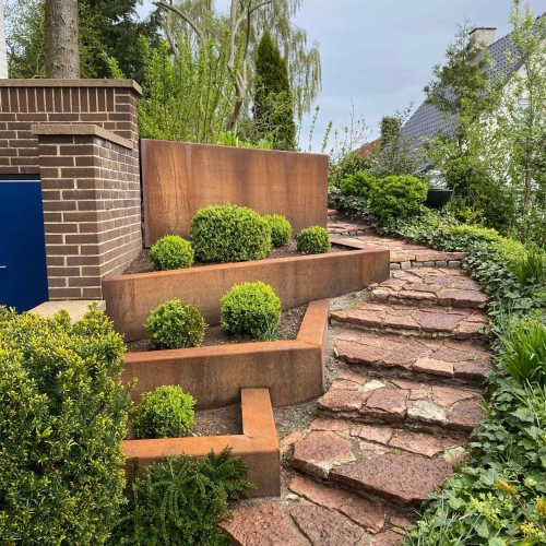 Støttemur til blomsterbede i Holstebro