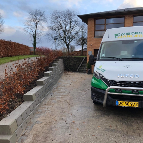 Belægning af støttemur og indkørsel i Viborg