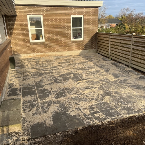 Belægning af lille terrasse ved bolig i Randers