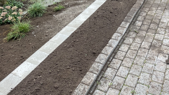 Opbygning af støttemur til blomsterbed i Viborg