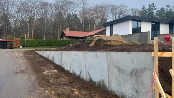 Opbygning af støttemur til skråning i haven i Viborg