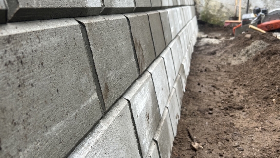 Støttemur af betonfliser i have i Viborg
