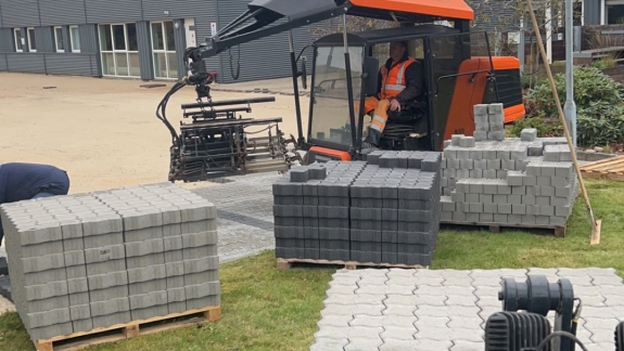 Igangværende belægning af parkeringsplads og indkørsel i Silkeborg
