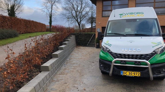 Belægning af støttemur og indkørsel i Viborg