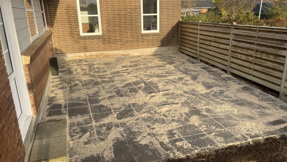 Belægning af lille terrasse ved bolig i Randers