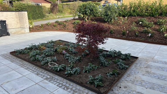 Belægning af terrasse med bede i Silkeborg